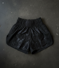 Charger l'image dans la galerie, Shorts de Muay Thai F4P Pro - Édition Blackout
