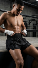 Charger l'image dans la galerie, Shorts de Muay Thai F4P Pro - Édition Blackout
